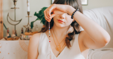 Марафоны желаний, карты таро, аффирмации: как работает магическое мышление