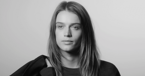 Модели пытаются правильно произнести Peuterey