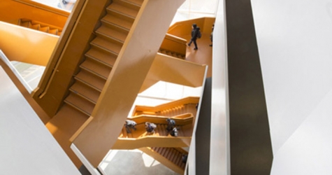 Оранжевая лестница-зигзаг в John Abbott College в Канаде