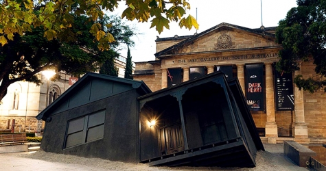 \"Приземлившаяся\" инсталляция Иена Стрейнджа