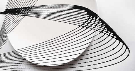 Голландский дизайнер раскрасил тарелки при помощи маятника