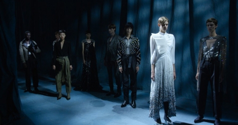 Андрогинные модели, плиссированные платья и графичные пиджаки в новом видео Givenchy