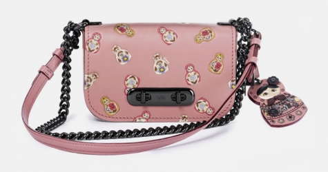 Coach выпустил сумку с матрешками специально для России