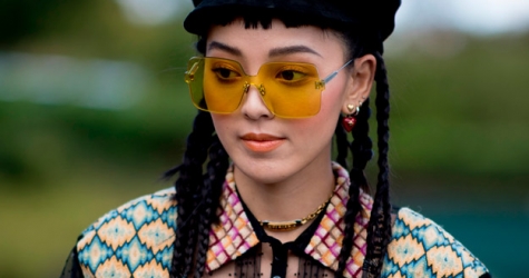 Аккуратные стрелки и красная помада: как выглядят гости Недели моды в Париже