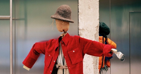 Героями нового лукбука Acne Studios стали огородные пугала