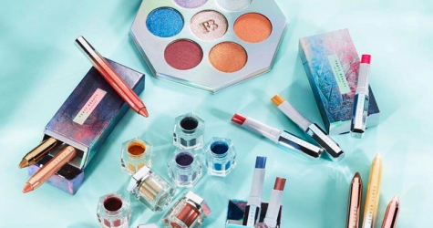 Рианна показала все средства из новой праздничной коллекции Fenty Beauty