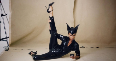 Виктория Бекхэм примерила костюм Женщины-кошки в новом видео Vogue UK