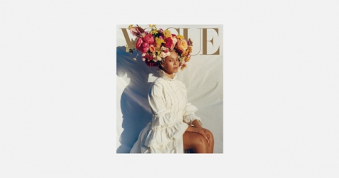 Бейонсе позирует в белом платье и цветочном головном уборе на новой обложке американского Vogue