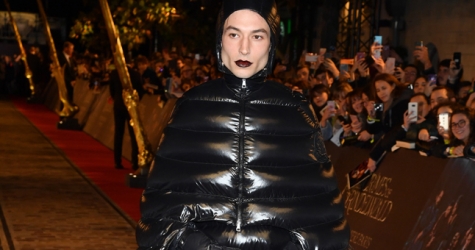 Эзра Миллер вышел на красную дорожку в пуховике, созданном Пьерпаоло Пиччоли для Moncler