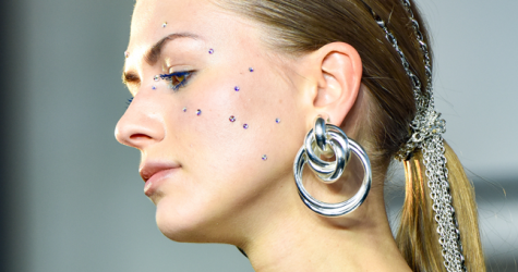 Цепи в волосах, стразы на лице: бьюти-обзор Недели моды в Нью-Йорке