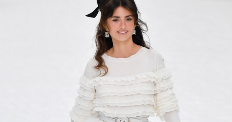 Пенелопа Крус вышла на подиум на показе последней коллекции Карла Лагерфельда для Chanel