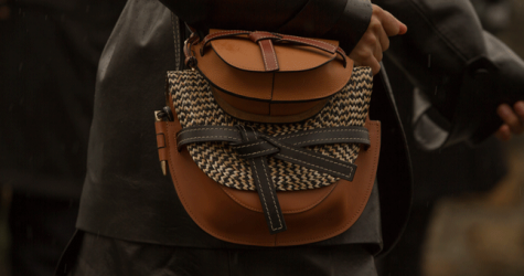 Сумки на подвязках и серьги с перьями: что носят на Неделе моды в Париже. Часть четвёртая