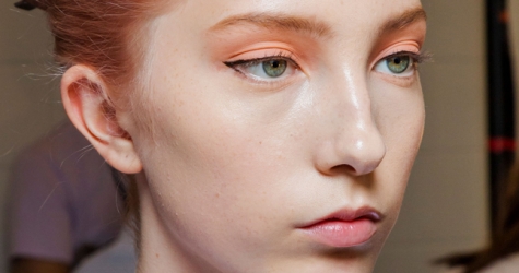 Широкие брови, веснушки и другие бьюти-тренды весны