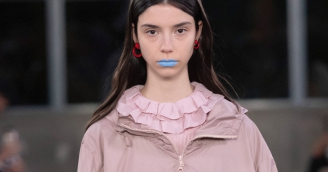 Как повторить макияж с голубыми губами с показа Valentino
