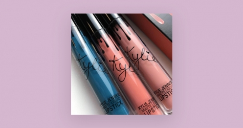 Кайли Дженнер посвятила синюю матовую помаду 2014 году