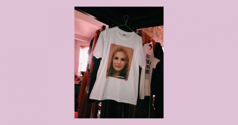 Supreme выпустил футболки с портретами жертв домогательств Дональда Трампа