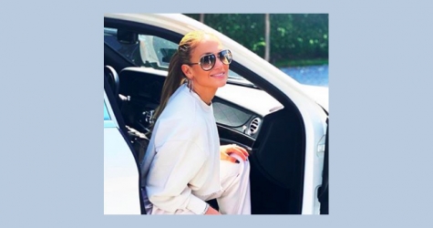 Дженнифер Лопес показала полностью белый лук с кроссовками Air Dior