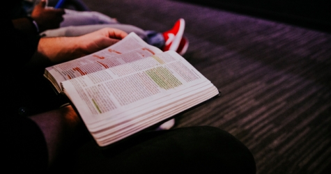 В Германии появилась Библия для зумеров — с короткими предложениями и сносками