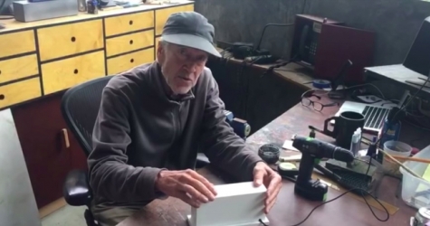 Дэвид Линч показал, как он самостоятельно сделал подставку для микрофона