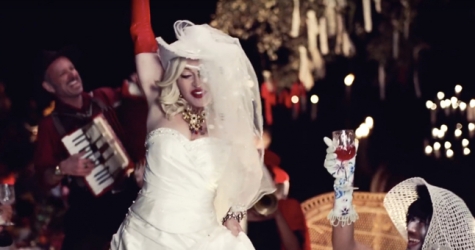 Мадонна танцует в свадебном платье и ковбойской шляпе в видео на песню «Medellín»