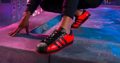 adidas выпустил новую версию кроссовок Superstar, вдохновленную Человеком-пауком