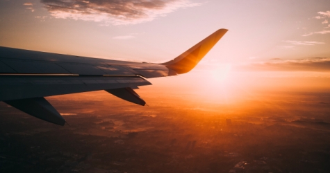 Несколько авиакомпаний отказались от алкоголя на борту на время пандемии COVID-19