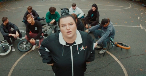 Alyona Alyona выпустила клип на трек «Район»