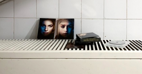 Художница из Москвы проведет выставку в подъезде жилого дома