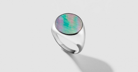 Avgvst выпустил лимитированный тираж колец-печаток с черным перламутром