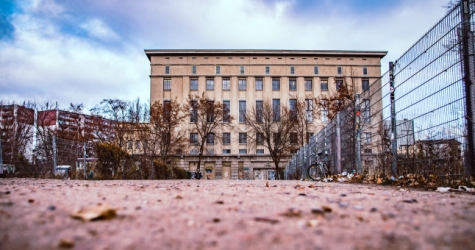 Berghain возобновил работу с выставкой и ограничением числа посетителей