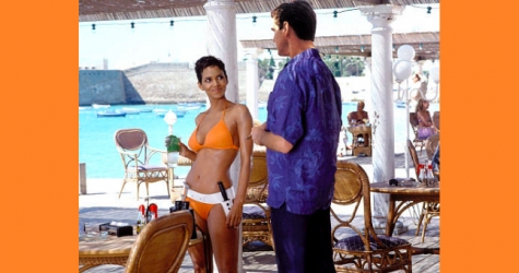 Холли Берри повторила свой пляжный образ из фильма «Умри, но не сейчас»