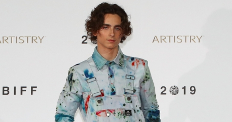 Тимоти Шаламе появился в комбинезоне и с блеском на губах на премьере «Короля» в Пусане