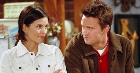 Кортни Кокс повторила танец с индейкой на голове из «Друзей»