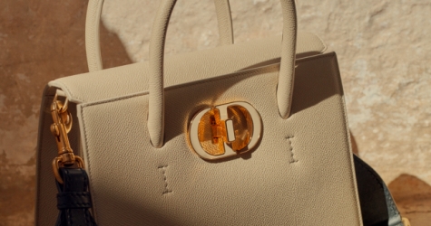 Dior посвятил новую сумку своему бутику на улице Сент-Оноре в Париже