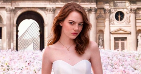 Эмма Стоун позирует на фоне Лувра в кампании нового аромата Louis Vuitton