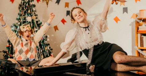 Монеточка спела новогоднюю песню из «Ну, погоди!» для видео Esquire