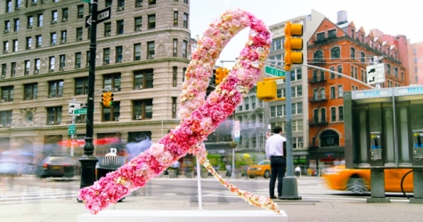 Estée Lauder продолжает кампанию по борьбе с раком груди