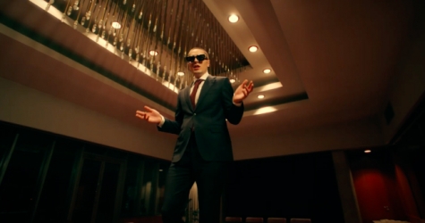 Face танцует на столе и ходит в библиотеку с охраной в клипе на трек «Рэйман»