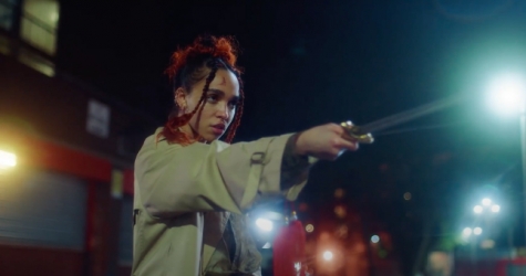 FKA Twigs идет по ночной улице и сражается на мечах в клипе «Sad Day»