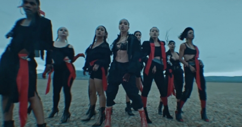 FKA Twigs танцует и поет в пустыне в видео на трек «Holy Terrain»