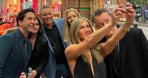 Дженнифер Энистон показала фотографии со съемок воссоединения «Друзей»