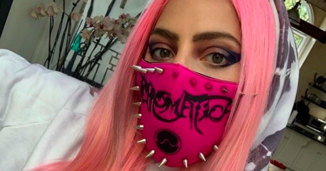 Леди Гага сообщила, что она лично доставляет физические копии своего альбома «Chromatica»