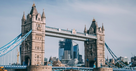 Власти Великобритании разрешили применение антикоронавирусной вакцины AstraZeneca