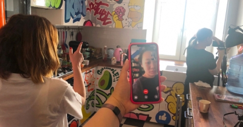 Ян Гэ работает над сериалом о самоизоляции «Выйти нельзя остаться»