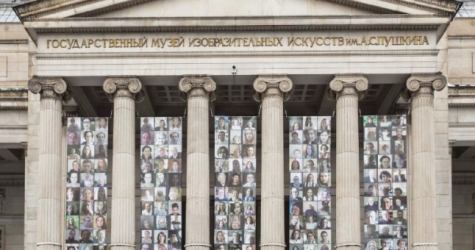На фасаде ГМИИ появились баннеры с сотрудниками музея