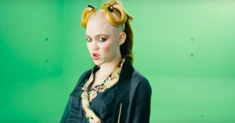 Grimes поет на фоне хромакея в клипе на трек «You’ll Miss Me When I’m Not Around»