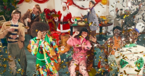 Gucci выпустил праздничную кампанию, снятую в духе офисной вечеринки
