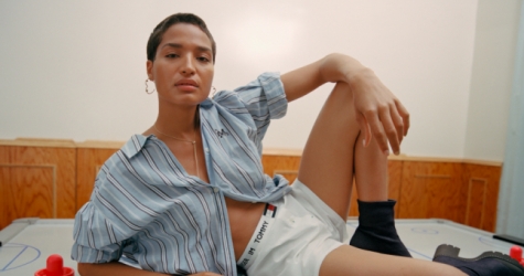 Tommy Hilfiger и Индия Мур выпустили агендерную капсульную коллекцию