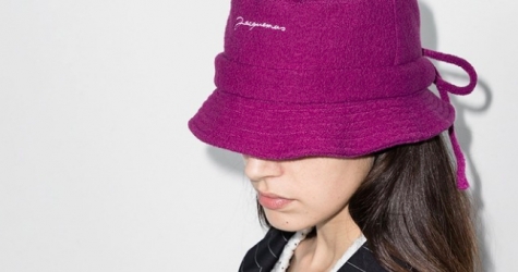 Jacquemus выпустил осеннюю панаму из шерсти цвета фуксии