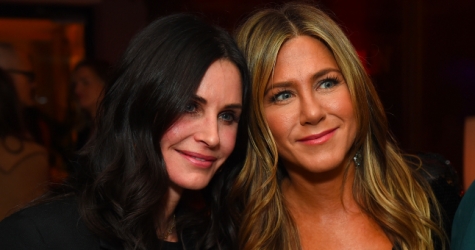 Кортни Кокс повторила образ Дженнифер Энистон в честь ее дня рождения